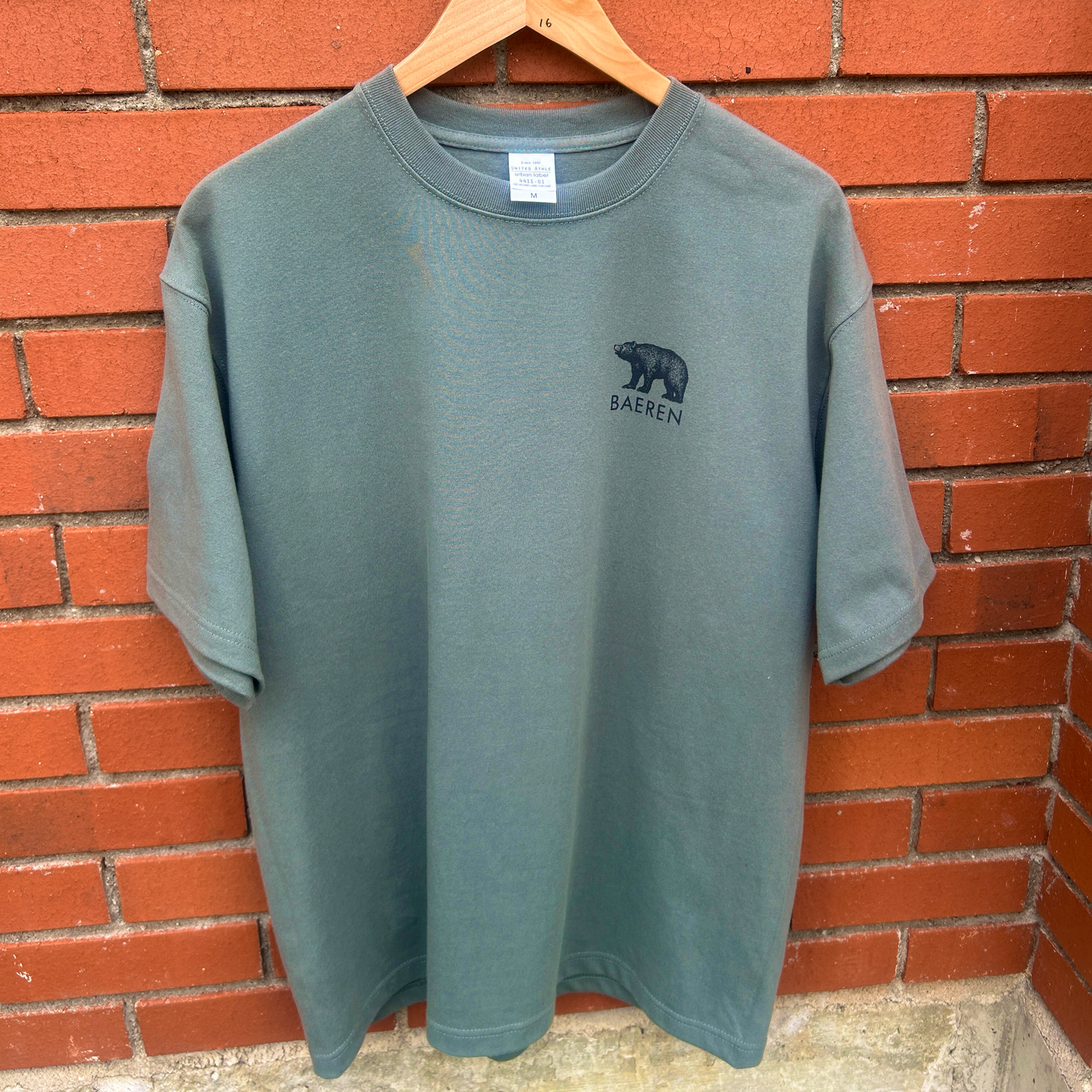 熊ロゴ Tシャツ［ストーングリーン］